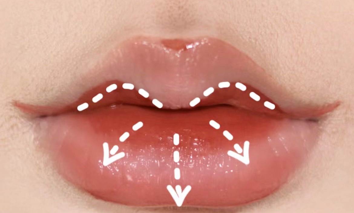 於2側嘴角稍微勾勒出線條，並按照「內深外淺」的規則，順著箭頭處疊加並暈染開。