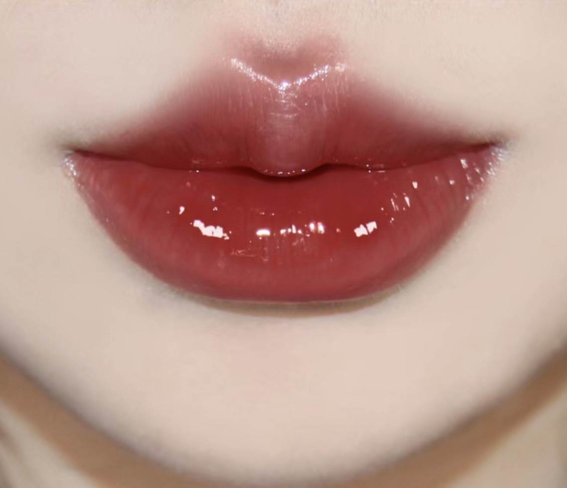 等到唇釉成膜後，飽滿好看的嘟嘟唇完成啦！