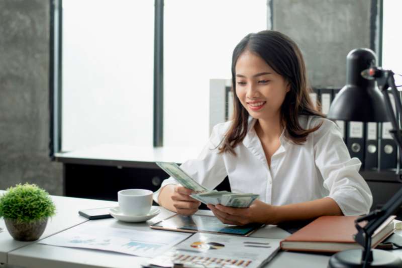 除了正職工作的薪水，尋找額外的收入來源也是一種有效的理財策略。