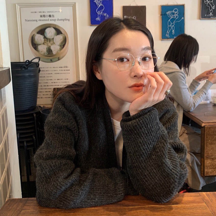 日本一名女生柴田ひかり總是戴著眼鏡、化著近乎素顏的裸妝,就連衣著也是大走隨性自然的風格,展現出知性與自由的氣質。