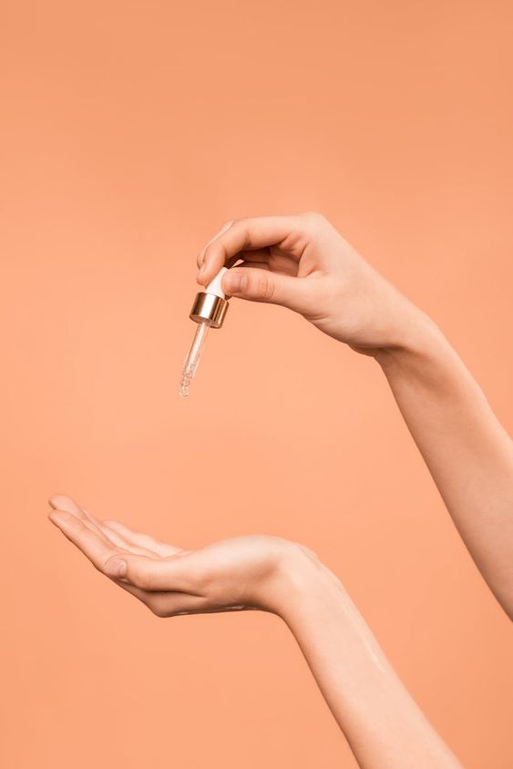 美容油含有天然的植萃成分,可以幫助補油、鎖水保濕,使肌膚柔軟有光澤。