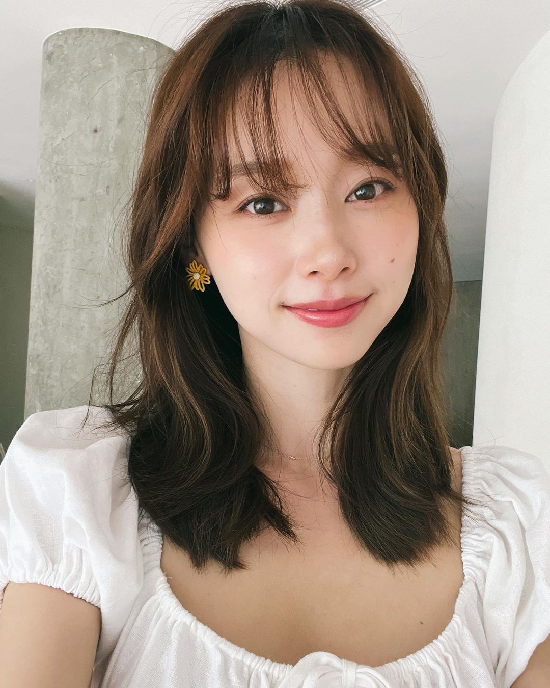 法式慵懶捲鎖骨髮。