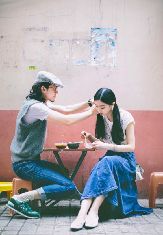 吃飯時不使用手機，而是專心聆聽對方說話。