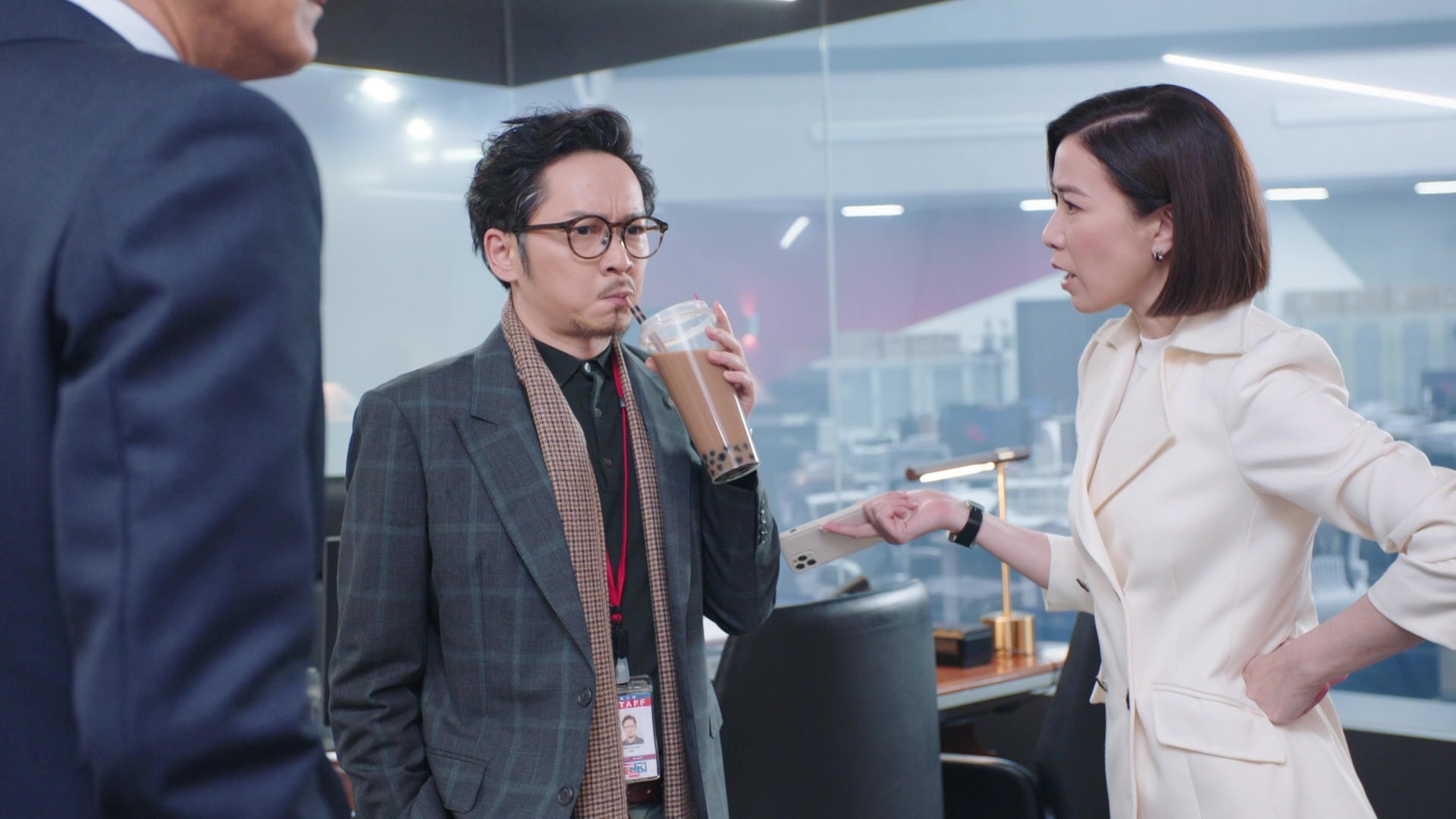 文慧心（佘詩曼 飾）為了搶人才而不惜在直播前20秒要脅上司飛哥（鄧智堅 飾）