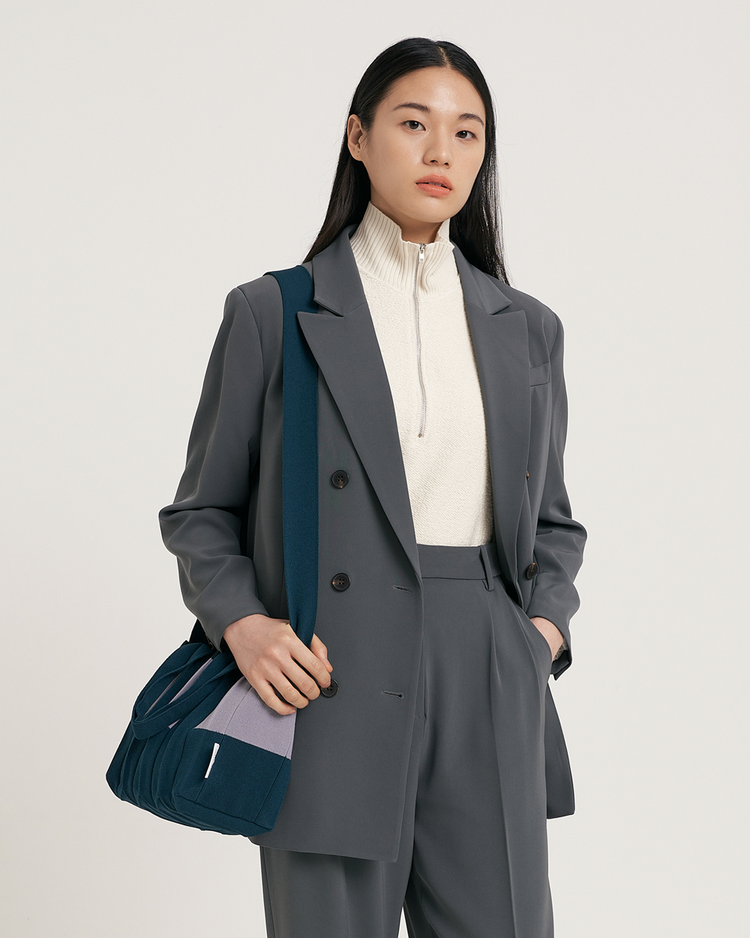PLEATSMAMA 迷你百褶兩用包能展現簡約知性甜美時尚美感。