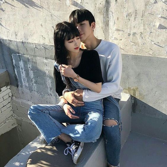 背後熊抱。