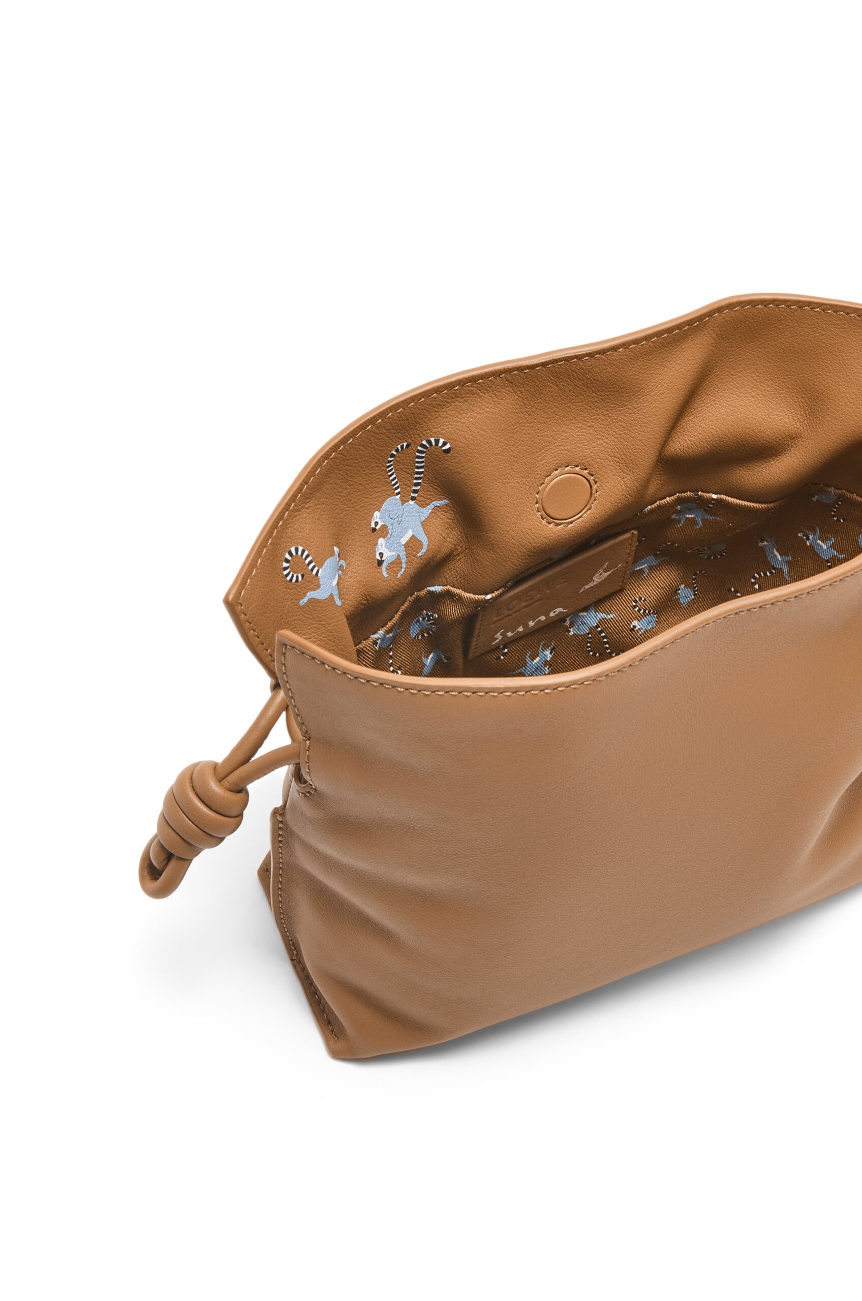 飾有狐猴剪花圖案。