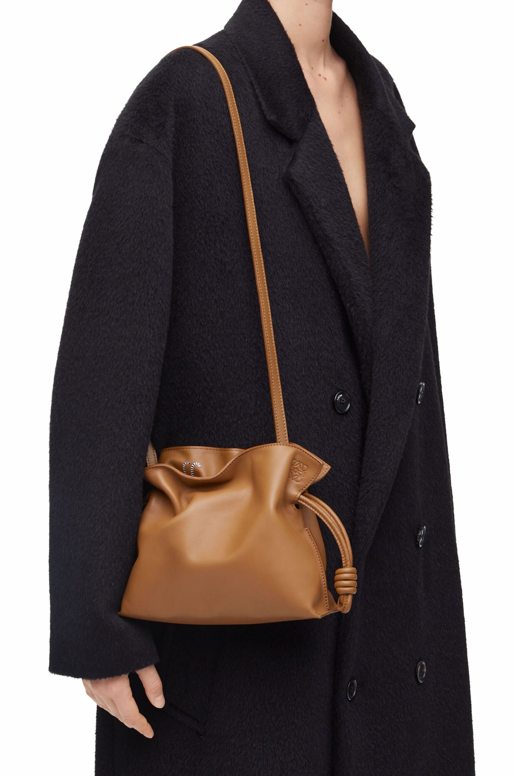 手袋肩帶可自行調整拆卸，可用作肩背、斜背或手提。