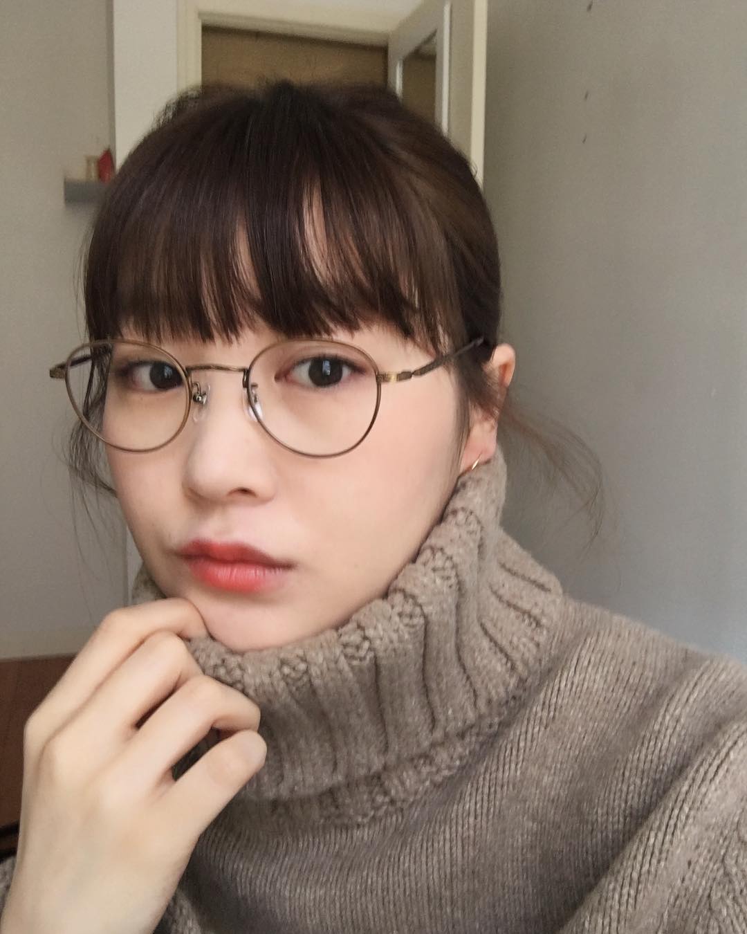 柴田ひかり選擇化淡妝,讓自己看起來更加清新自然。