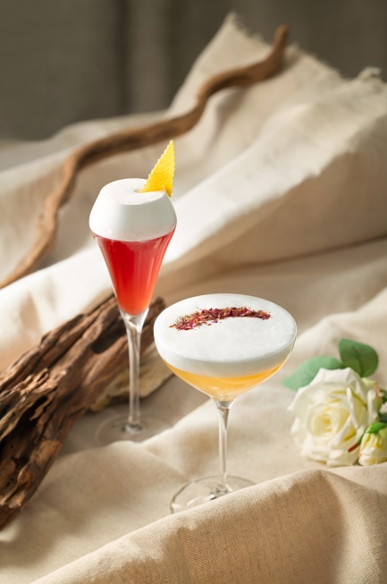 皇家玫瑰慕絲配白茶忌廉。