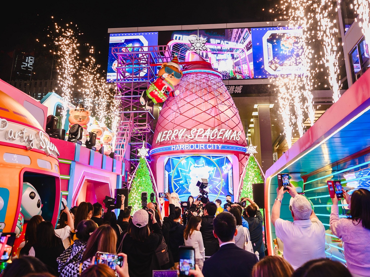 來自「熊仔星」的朋友們乘坐「熊仔火箭發射站」降落海港城海運大廈露天廣場,與大家一起開聖誕派對。