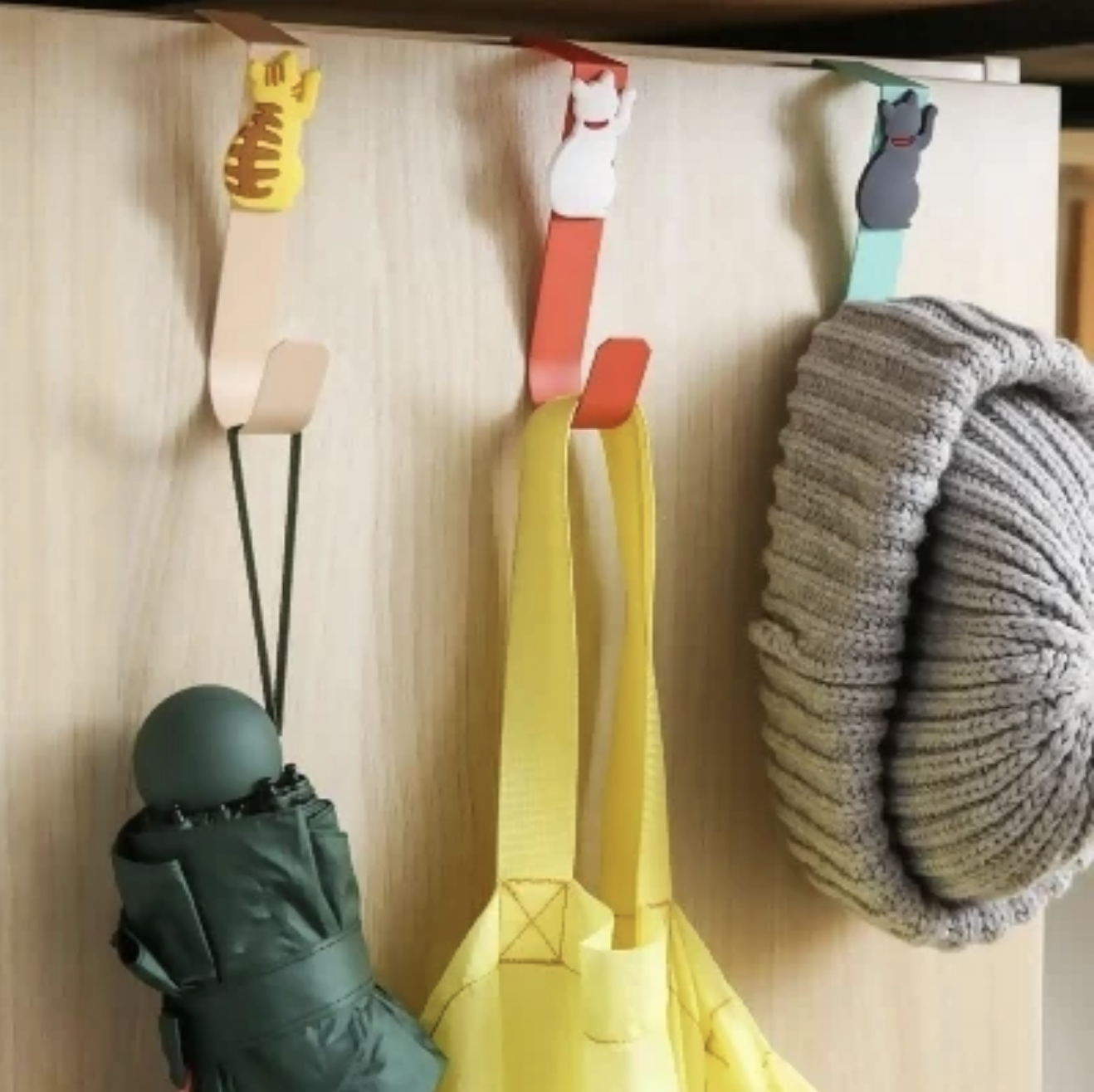 利用牆壁和門後的空間是一個非常有效的方法。安裝一些掛鉤、掛勾或掛架