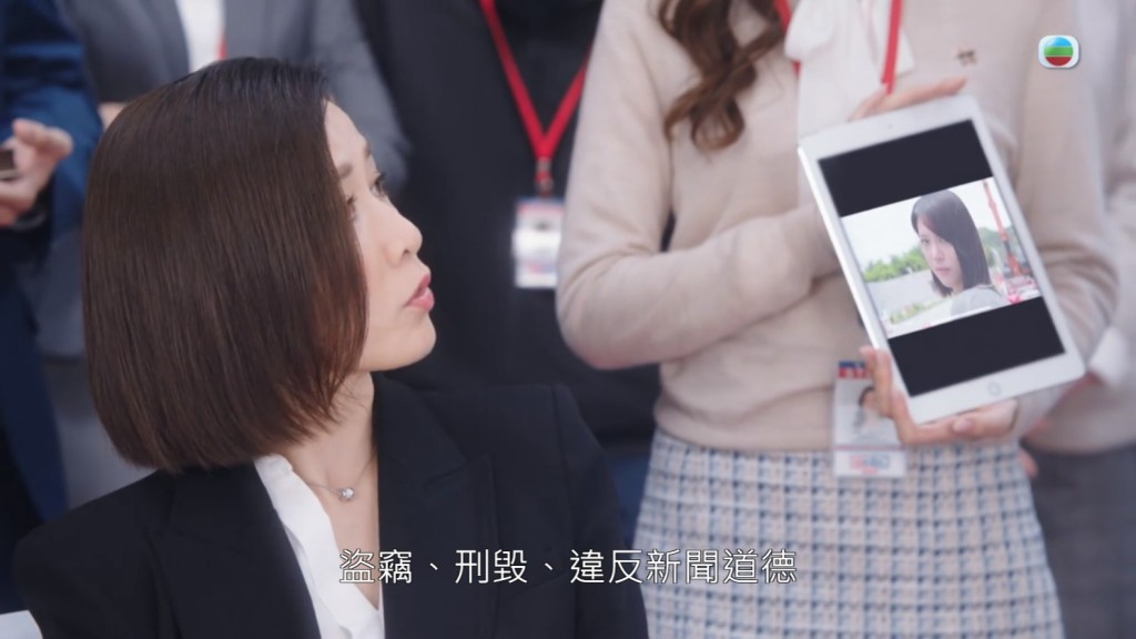 佘詩曼解僱陳曉華。