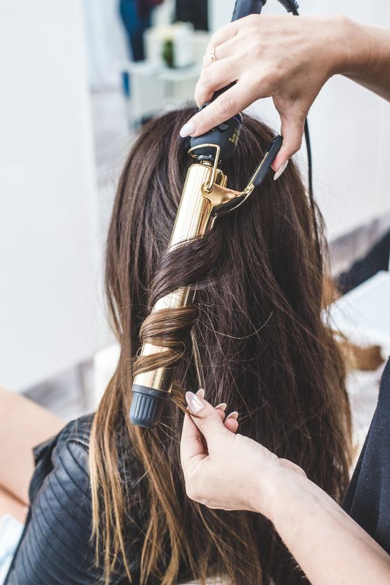 經常使用直髮夾和捲髮器，高溫會使髮絲流失水分，造成乾燥和毛躁。