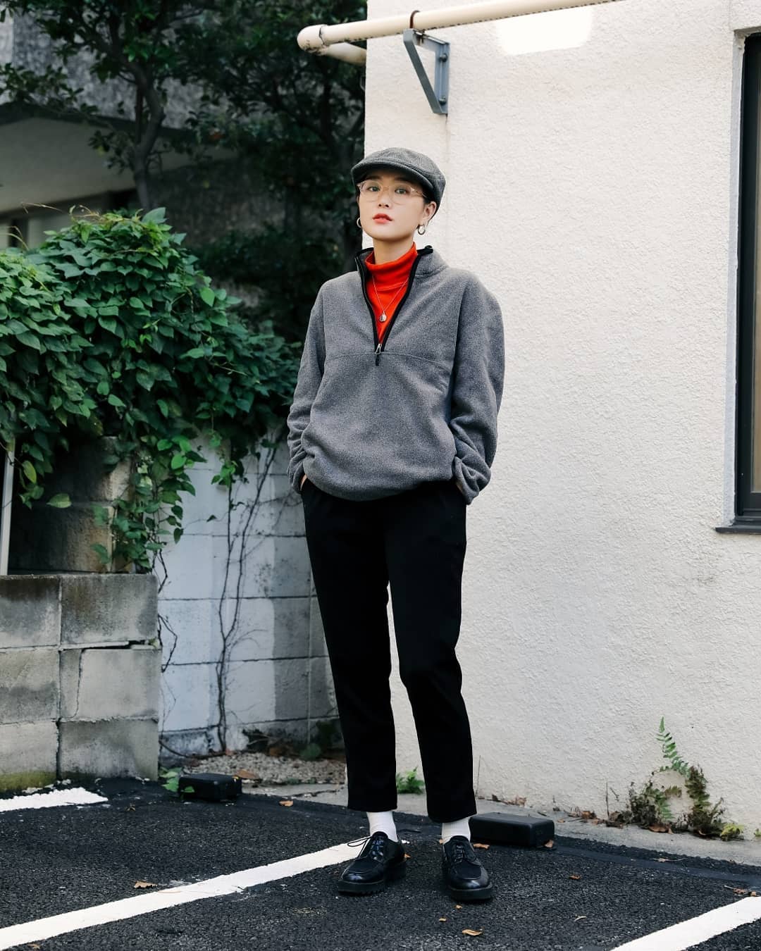 柴田ひかり的穿搭風格偏向休閒中性,常常以素色T恤和直筒褲的搭配示人。
