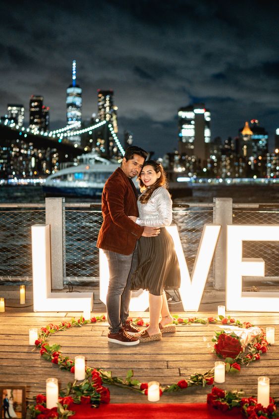 電子蠟燭可以讓求婚的場面更溫馨浪漫。