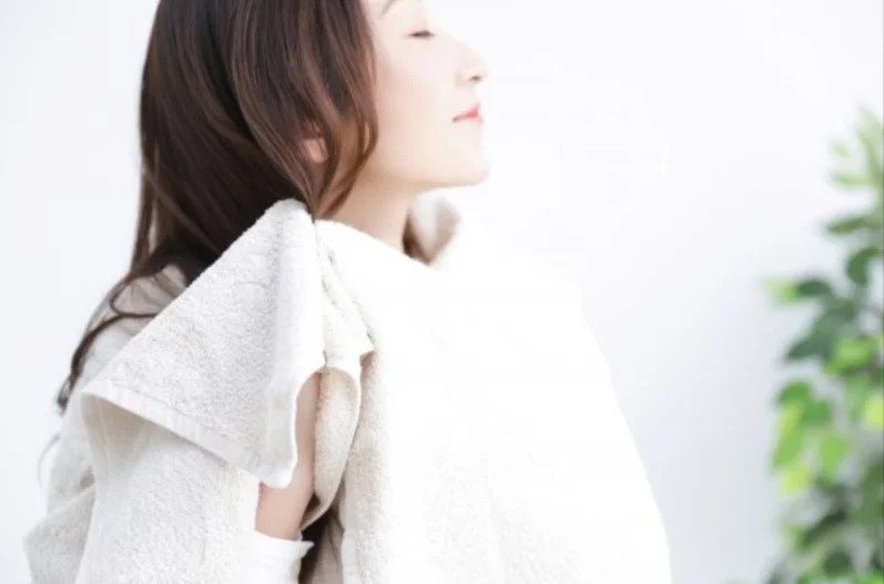 在使用髮膜之前，先印乾頭髮水分。