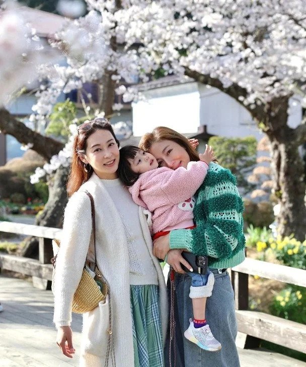 楊茜堯家姐楊卓娜亦會參演港版《黑暗榮耀》,兩姊妹首度合作。