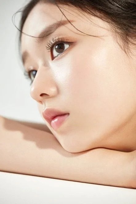 用潤隔離霜來快速提亮肌膚。