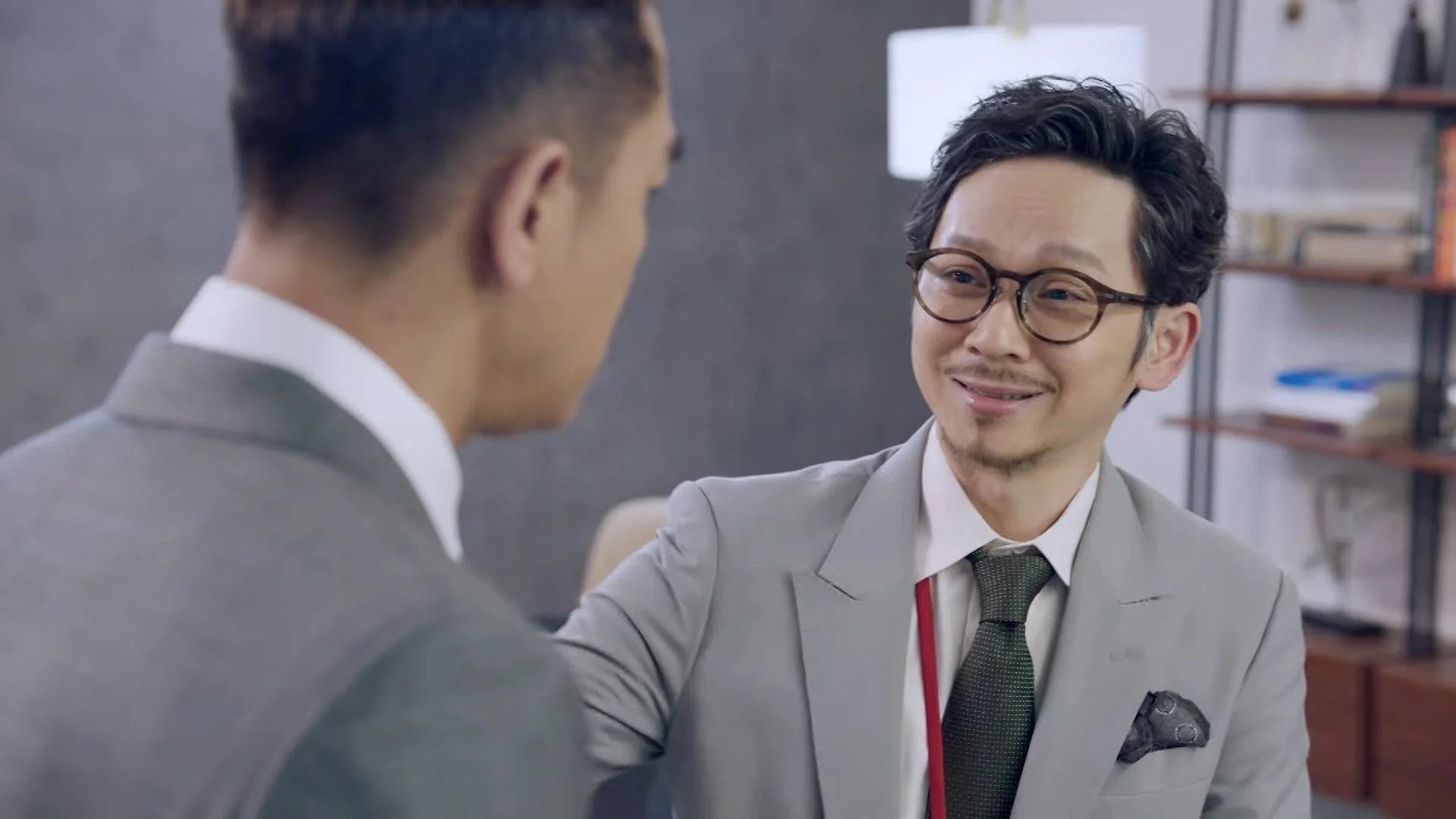 鄧智堅被批童顏扮大佬。