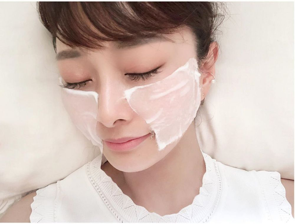 薄的化妝棉能夠更好地貼合肌膚,使化妝水能夠均勻地滲透到每個角落,同時避免肌膚有被悶住的感覺。