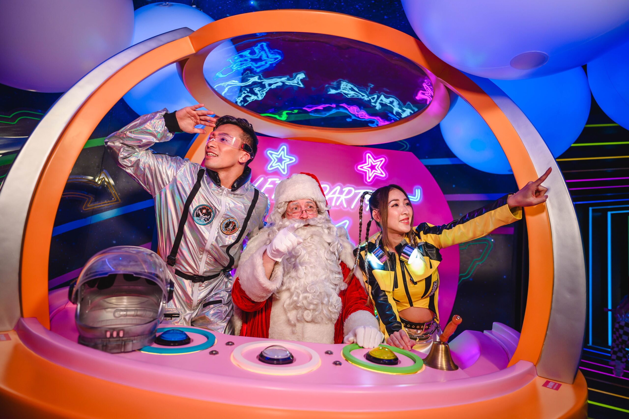 發射站設計大玩數碼風格,夜光霓虹交錯縱橫,色彩繽紛,充滿科幻未來感。