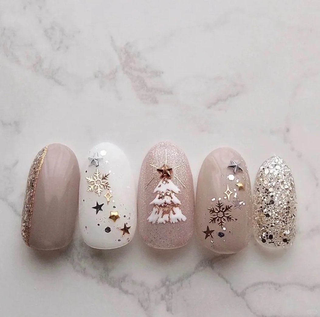 聖誕節美甲2023｜唯美麋鹿雪花、閃爍星夜、復古磚紅10款顯白高級感美甲靈感！