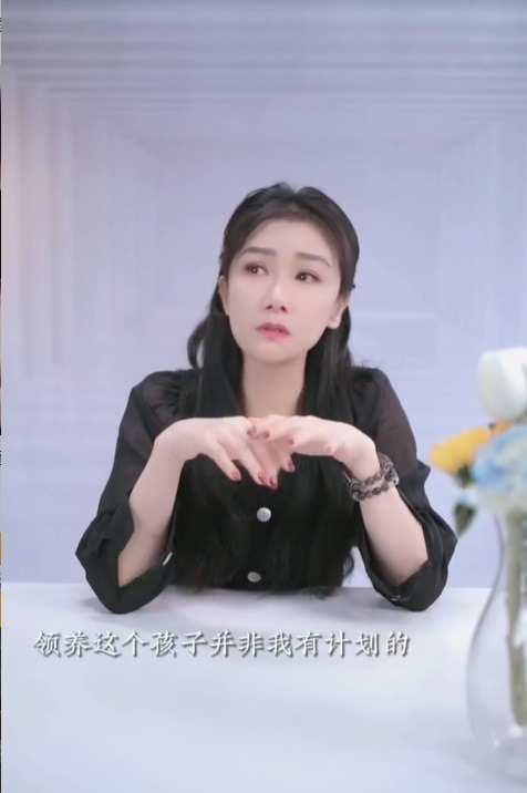 近日張慧儀開Live時被粉絲問到：「為什麼會在大好的年華不結婚，去領養一個兒童呢？」