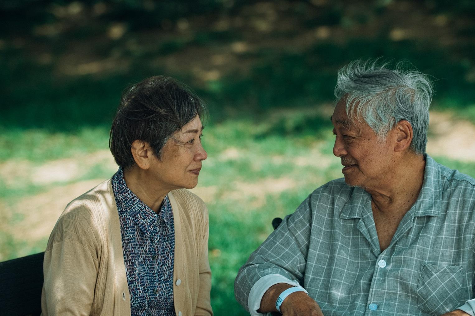 曾江在戲內飾演末期癌症患者，一直忍受化療及病痛折磨，子女不願照顧，靠他的太太鮑起靜長期照顧。