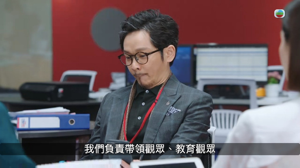 飛爺(鄧智堅 飾)忍住笑。