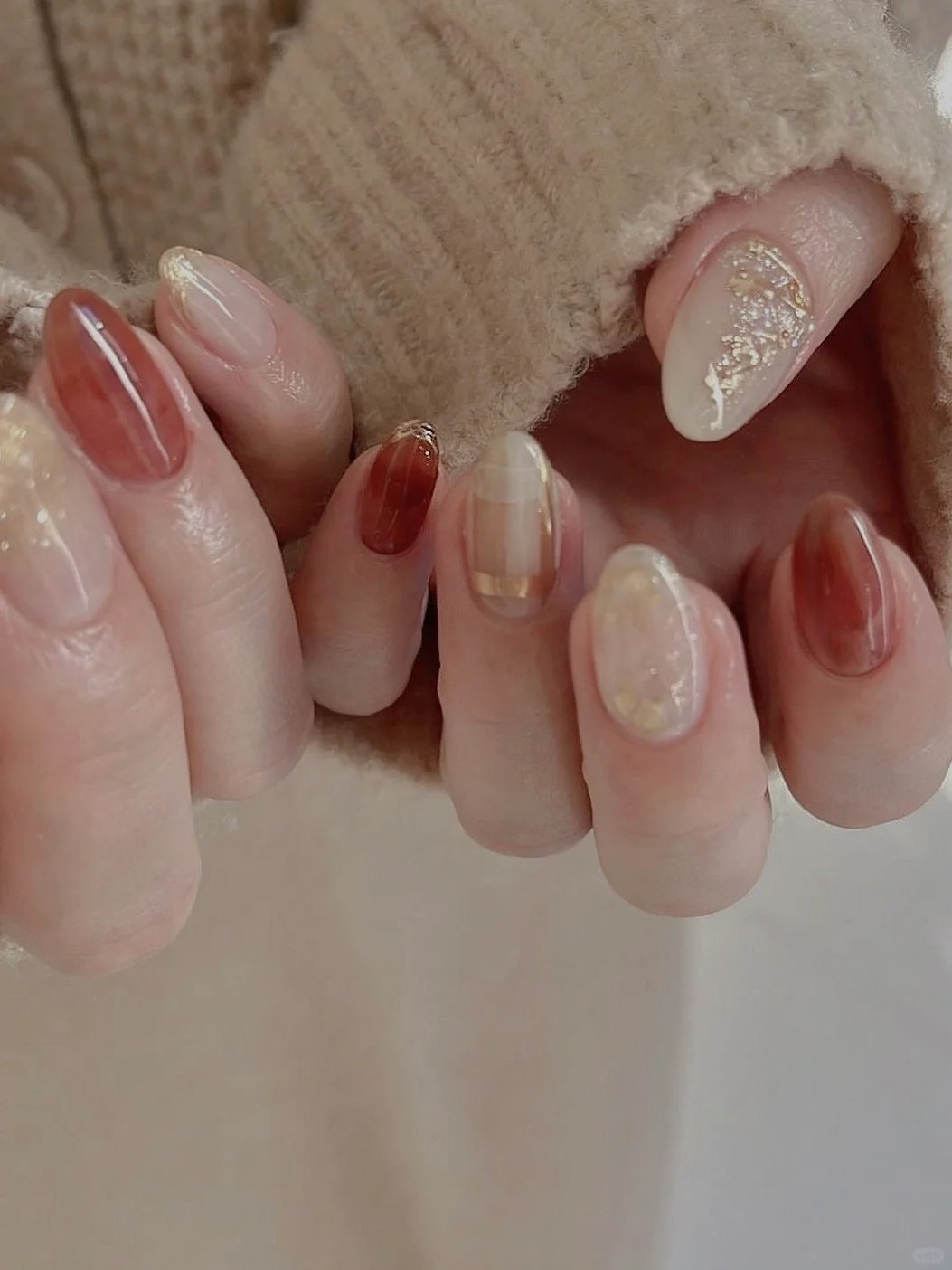 聖誕節美甲2023｜唯美麋鹿雪花、閃爍星夜、復古磚紅10款顯白高級感美甲靈感！