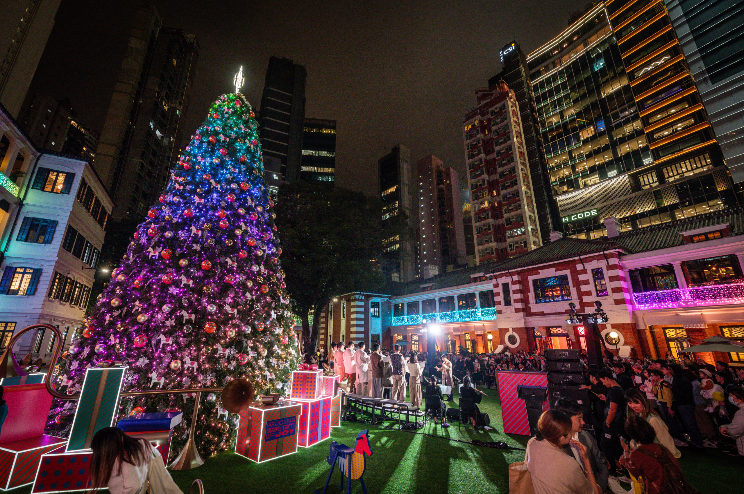 每天上演的聖誕燈光表演讓聖誕節氛圍濃濃籠罩整個大館!