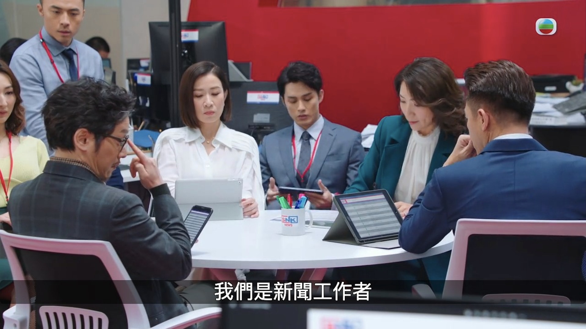 當華姐說到「做雞呀依家」,在旁的飛爺(鄧智堅 飾)及佐治(馬國明 飾)即時九秒九對望再忍笑,飛爺更笑到要大力抿嘴唇死忍,絕對是神助攻。