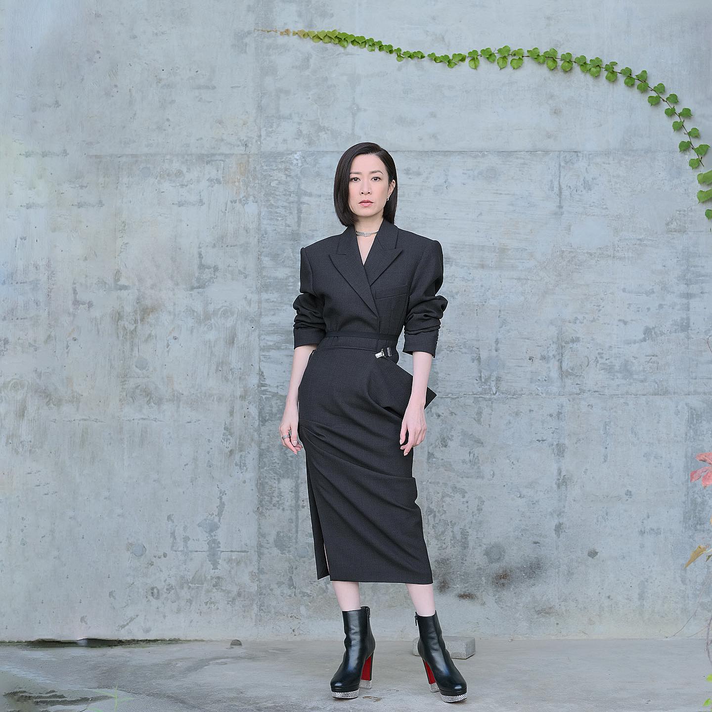 「Man」姐選擇的這套Sportmax西裝款連身裙,型格又帶點小性感,更可利用腰帶突出身材優勢。