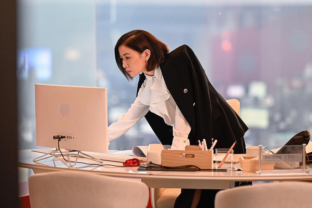 【新聞女王】跟佘詩曼「Man姐」學職場穿搭 盤點必入手同款單品