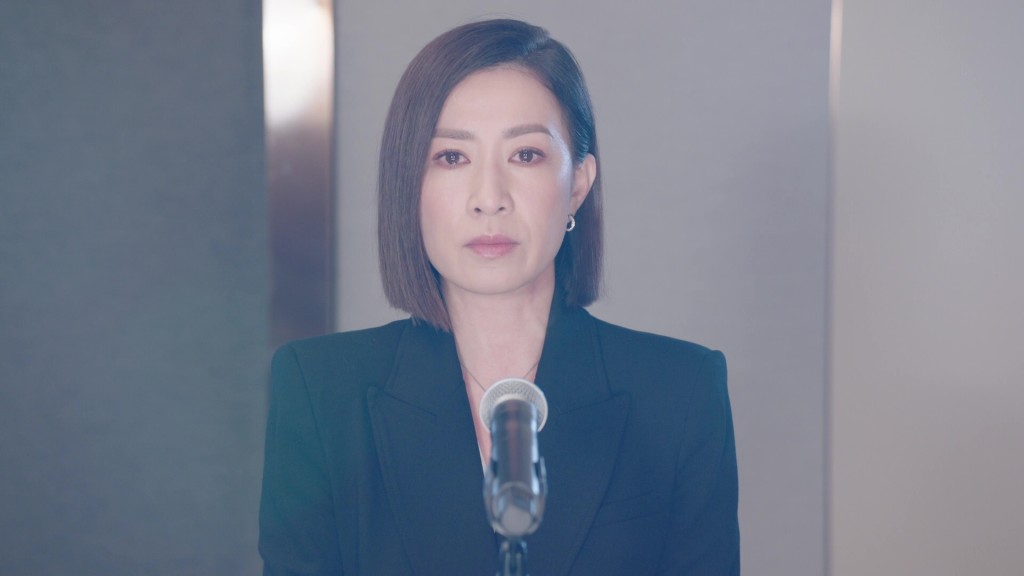 Man姐(佘詩曼 飾)因為賊王事件而引咎辭職。