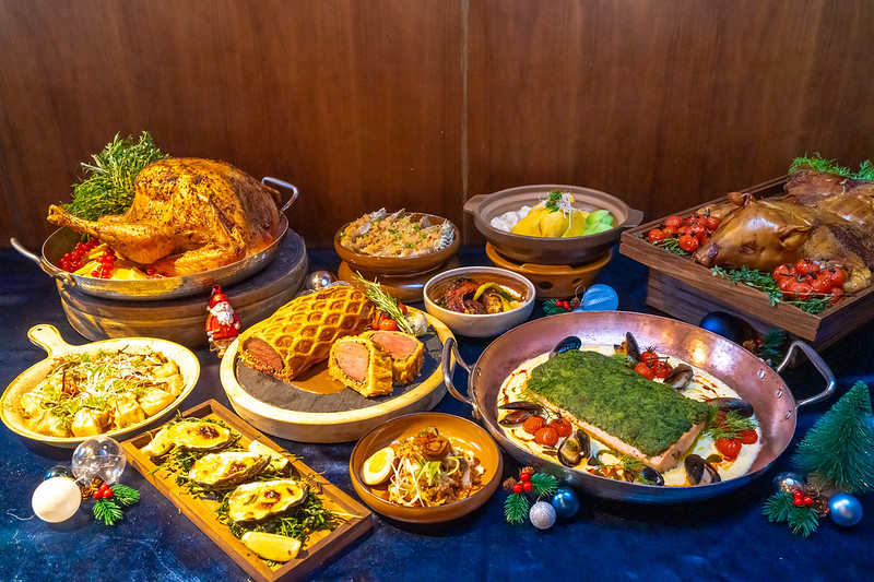 令人翹首以待的佳節經典美饌，如煙肉蘋果餡的原隻節日火雞、威靈頓牛扒配松露汁、蒜蓉蒸石斑魚、烤乳豬、芝士焗龍蝦和鑊炒龍蝦等。