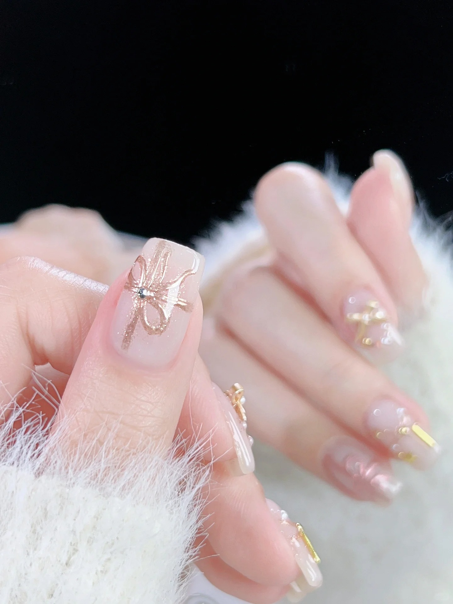 喜愛素色的女生不妨試試冰雪感美甲