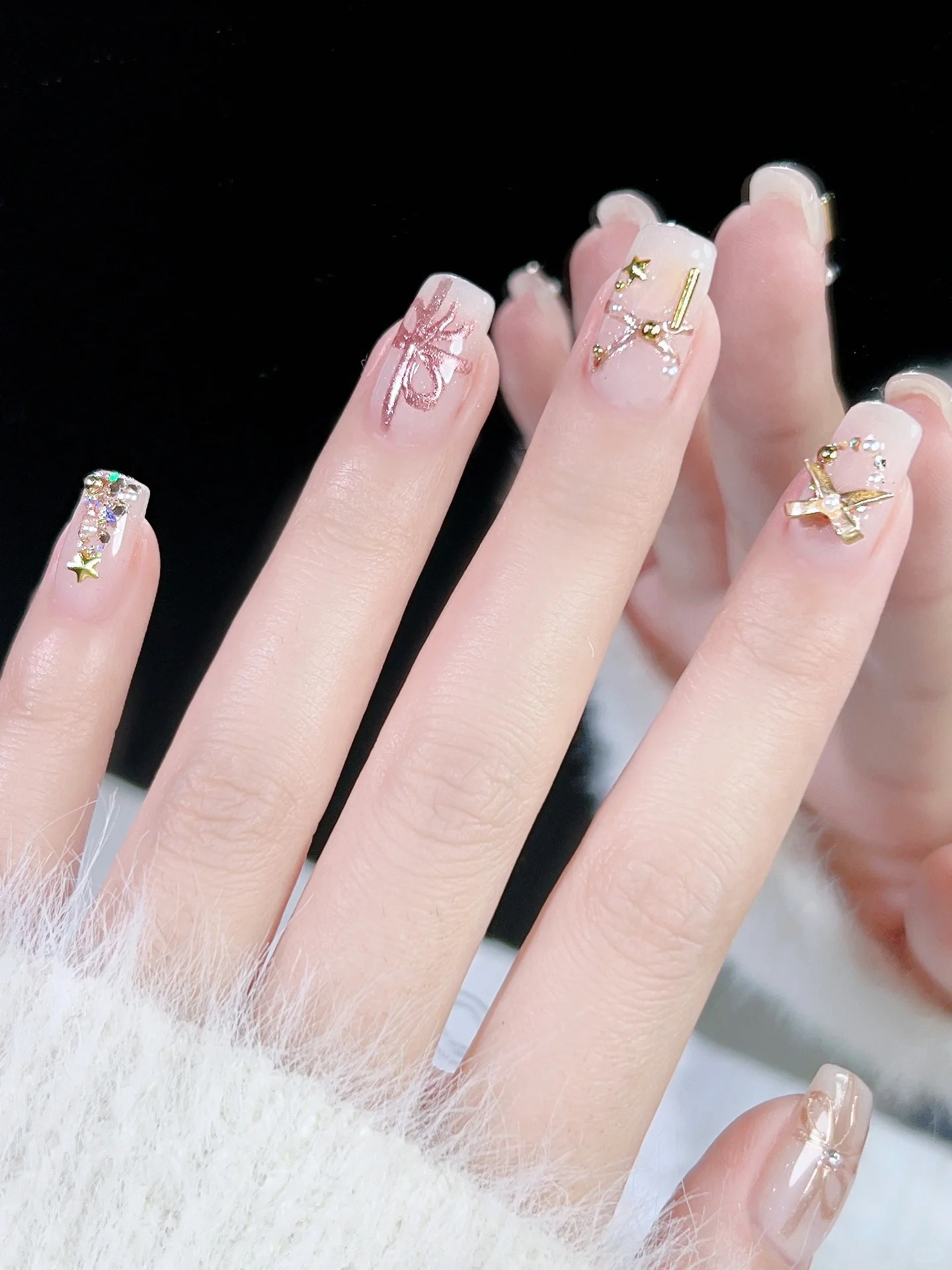 以乾淨、半透明底色配以蝴蝶結