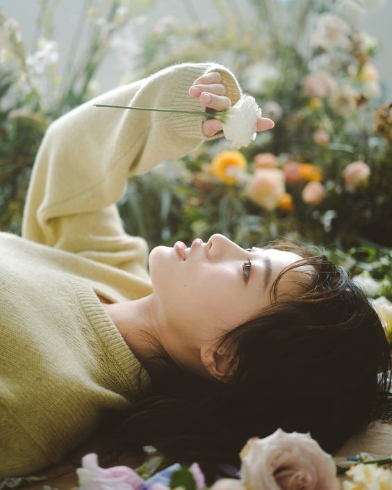 如果你仍然對前任有著強烈的感情,那麼保持距離可能是一個更好的選擇。