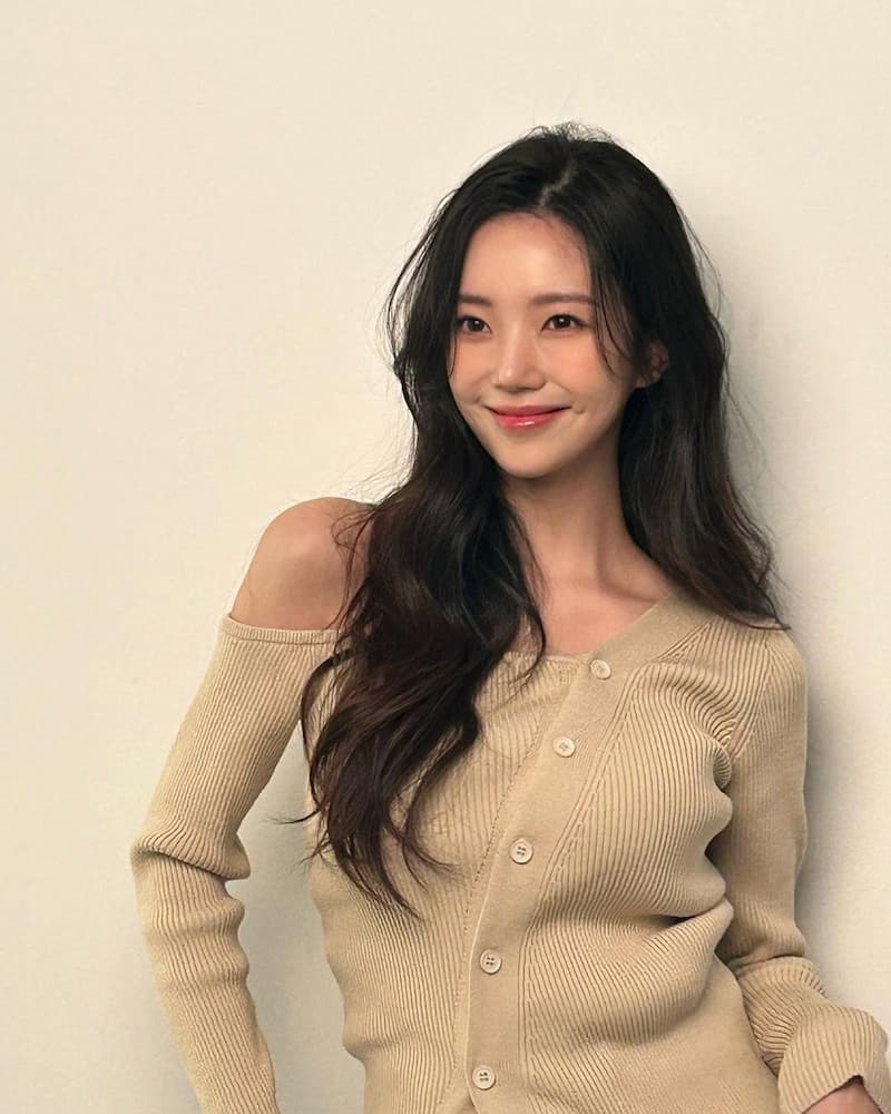 搭配腮紅增添笑顏魅力。