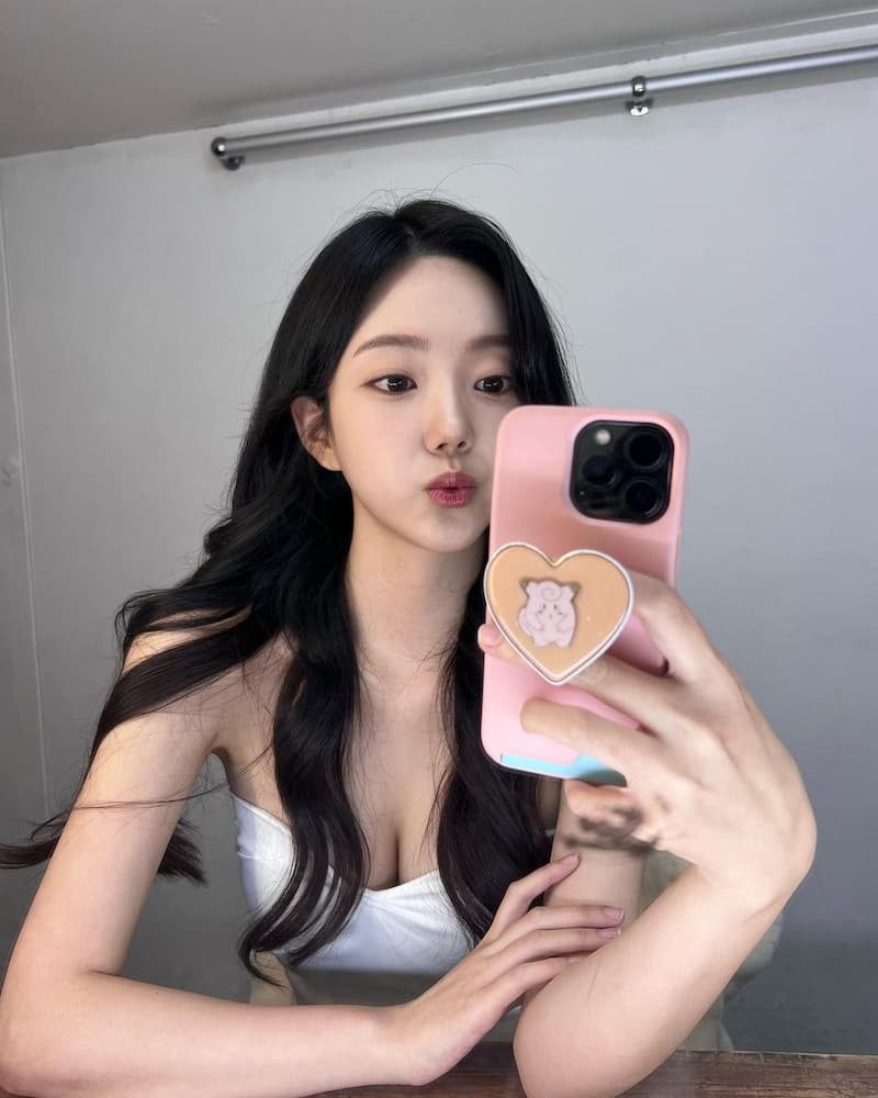 水潤嘟嘟唇誘人。