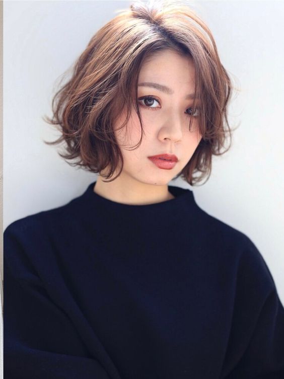 Bob短髮燙捲。