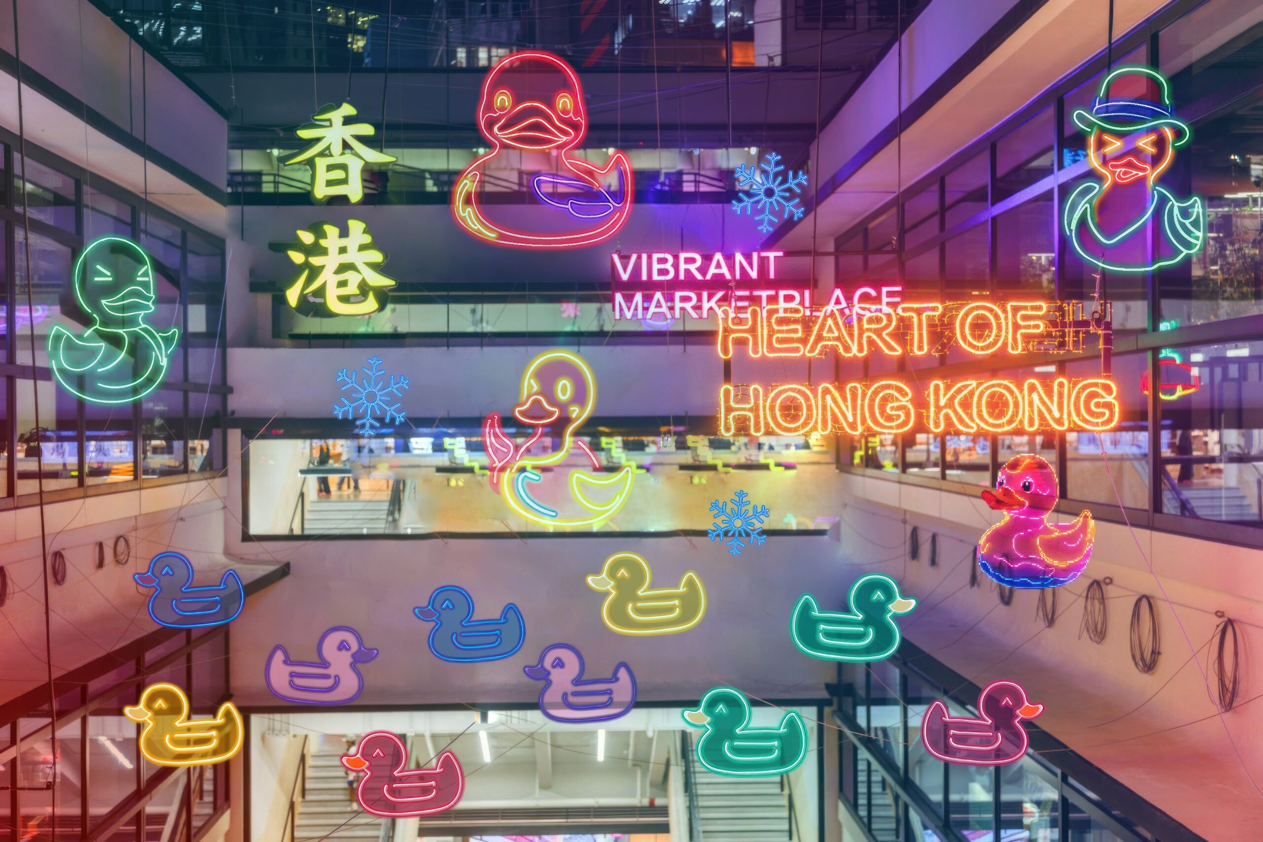 霓虹燈和燈箱,與夜空交織出璀璨色彩