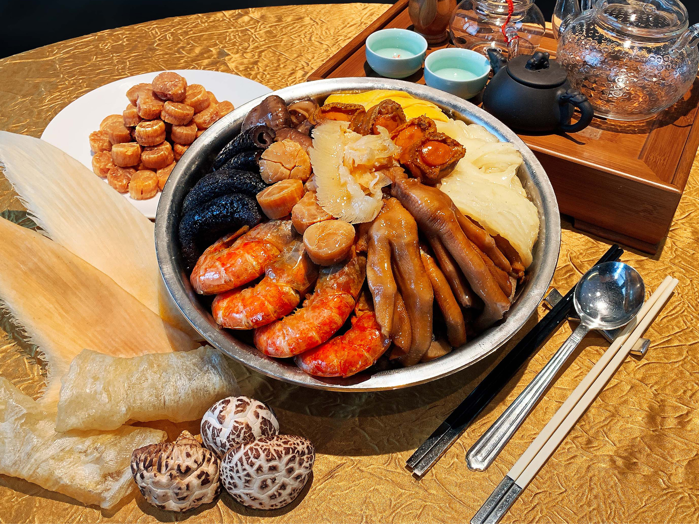 極品鮑參翅肚盆菜