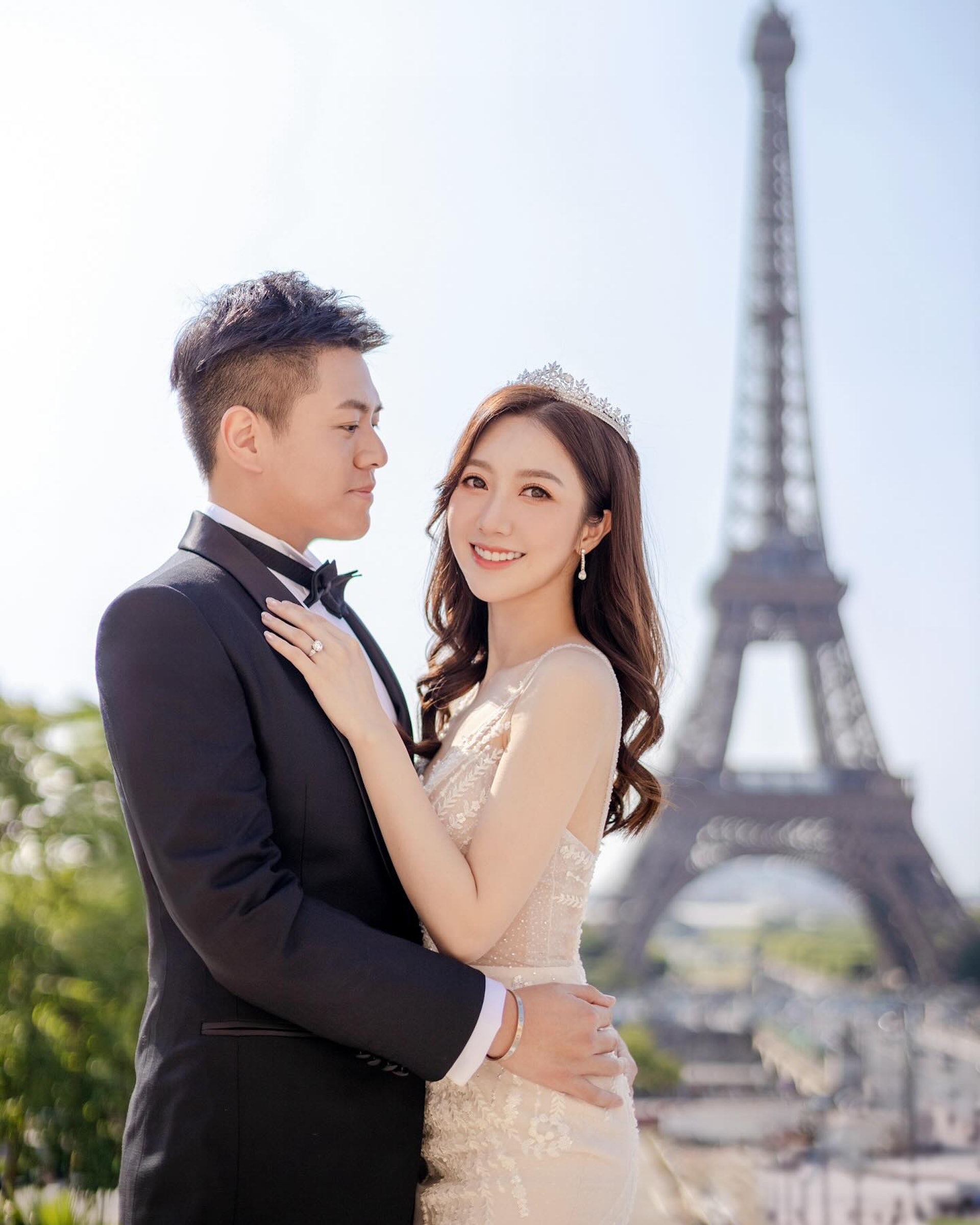 何依婷結婚。
