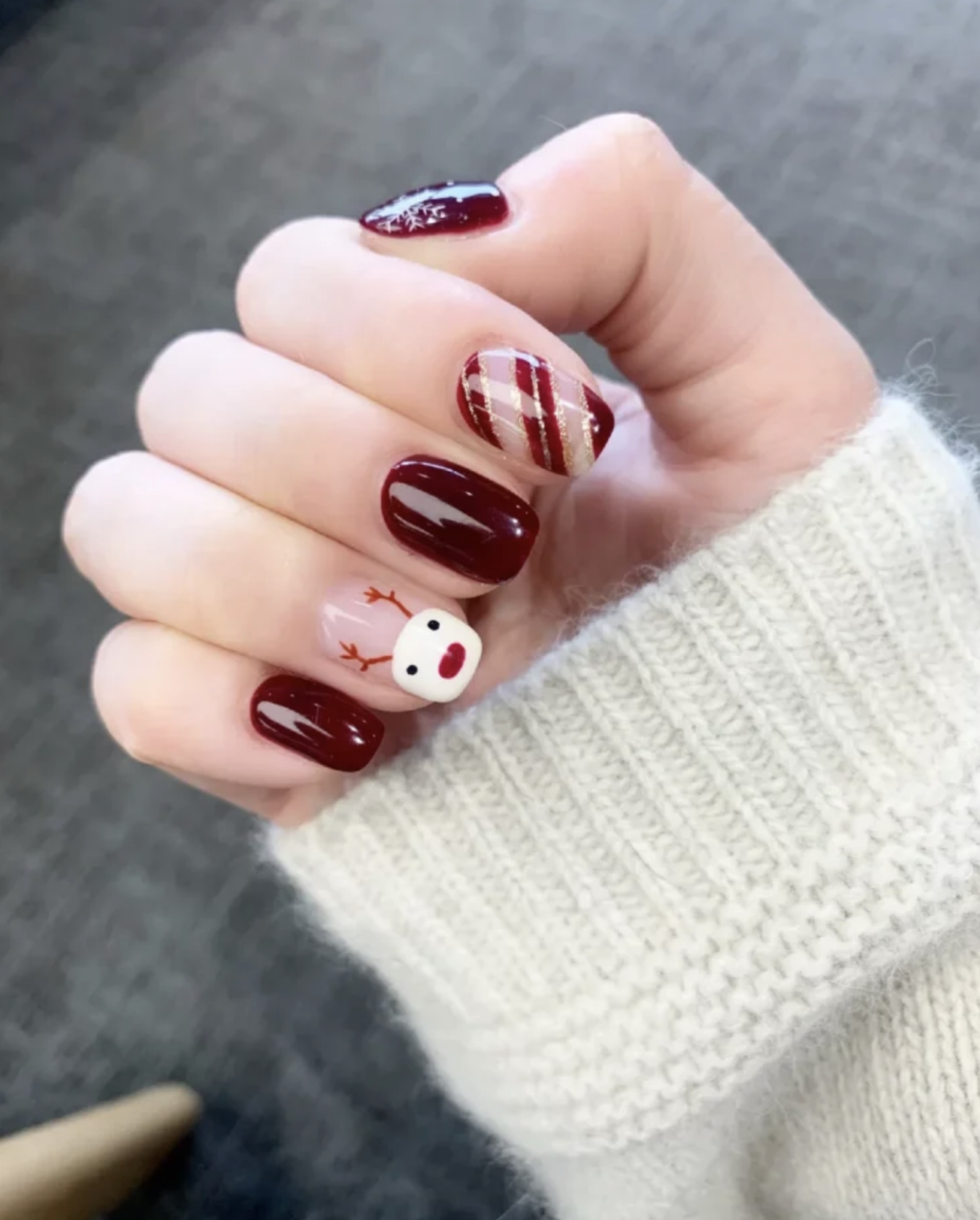 以聖誕紅為主調，除了增加聖誕氣氛以外，同時也令雙手變得更白哲