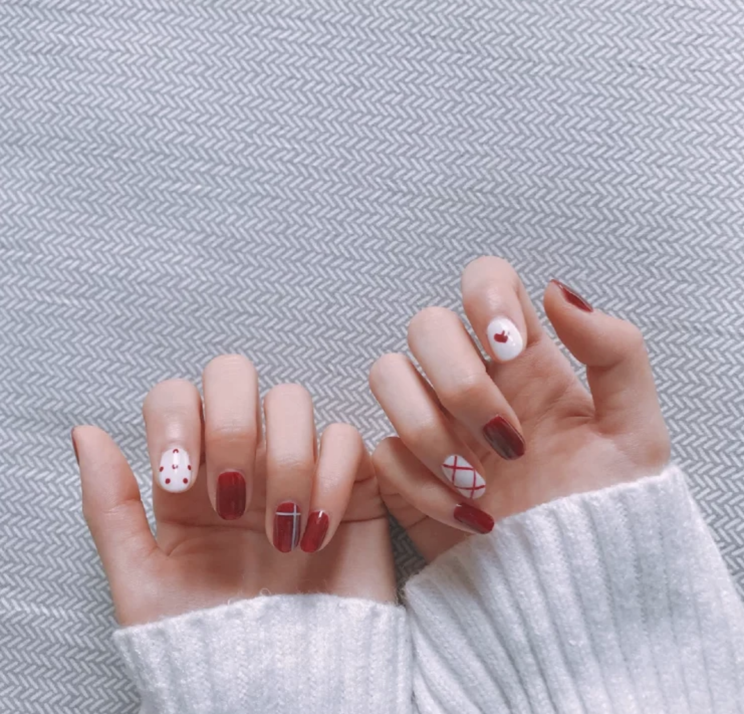 可考慮配合純色、閃爍、半透明的元素