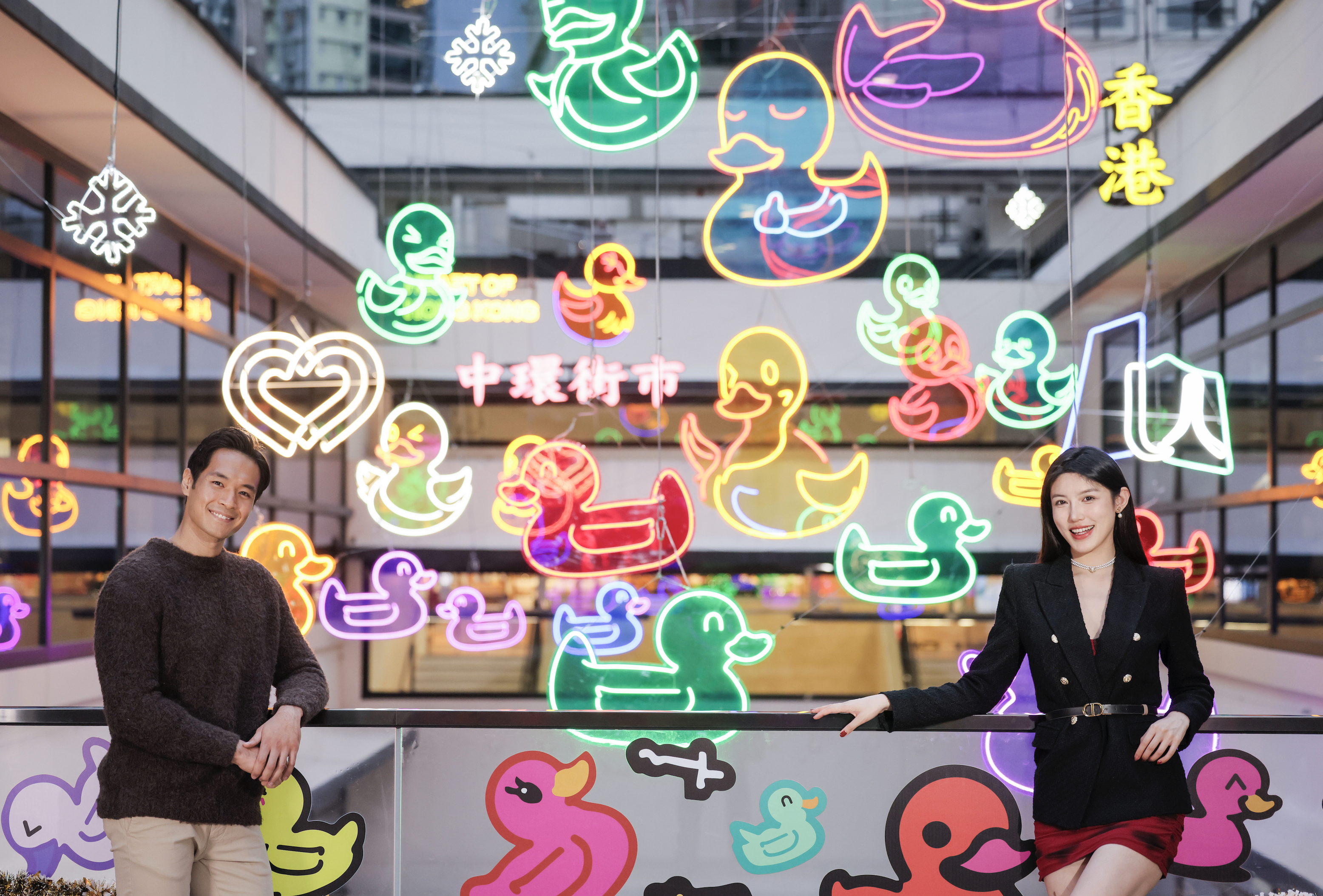 地下OASIS上空更將懸掛著各種各樣代表著中環街市、小黃鴨及雪花圖案的霓虹燈和燈箱,與夜空交織出璀璨色彩