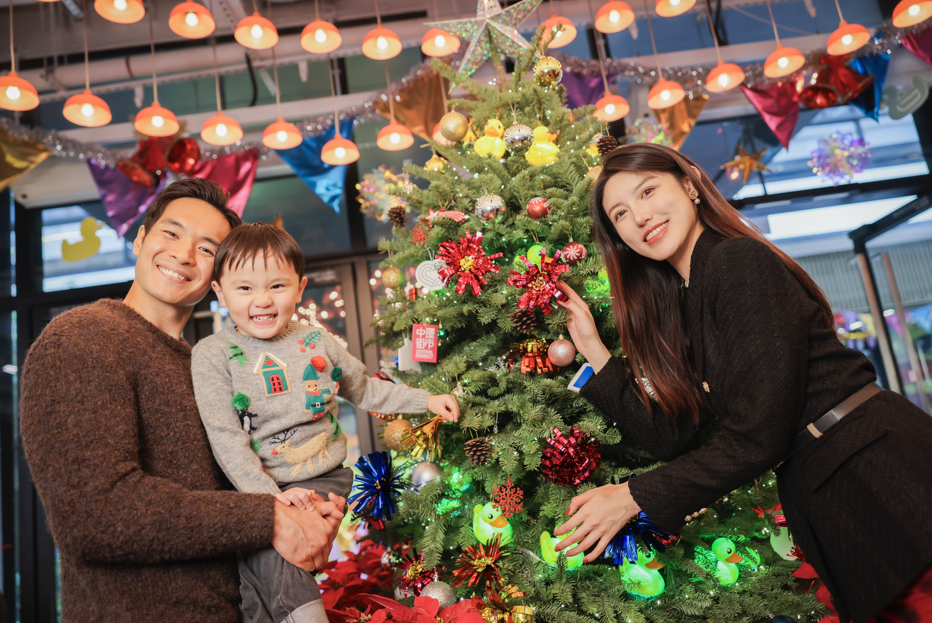 「五代同堂」巨型小黃鴨打卡位